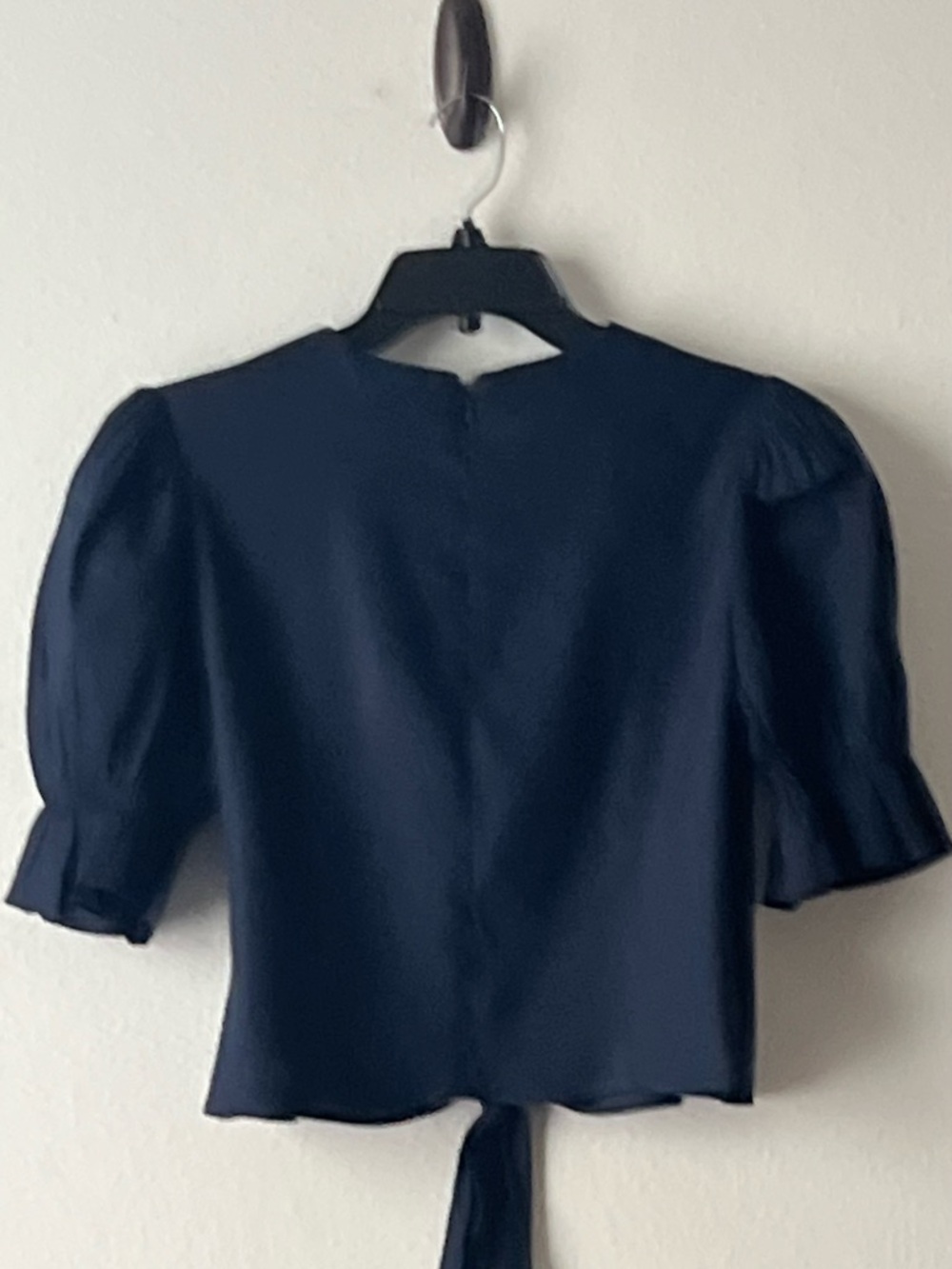 ANTONIO MELANI Super Cute Navy V-Neck Tie-Front Blouse, Size M - Picture 8 of 12